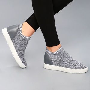 Steve Madden size 6.5 knit sneaker with built in heel